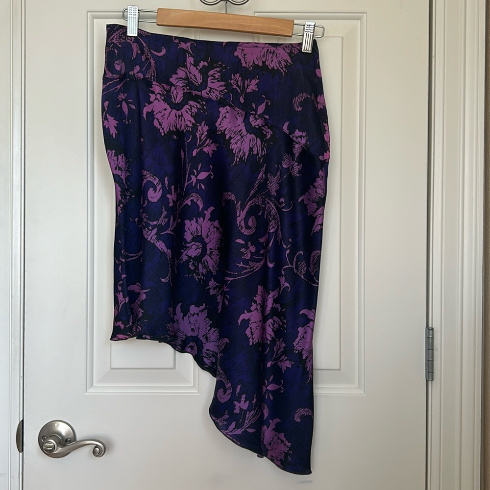 Silk asymmetric skirt. Size Small